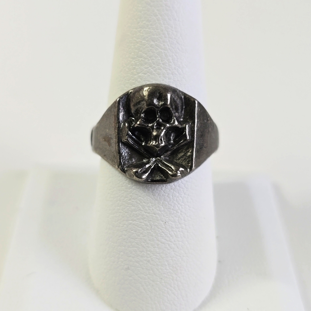 Mysterious Skull & Crossbones Ring – A Bold Statement of Rebellion and Legacy